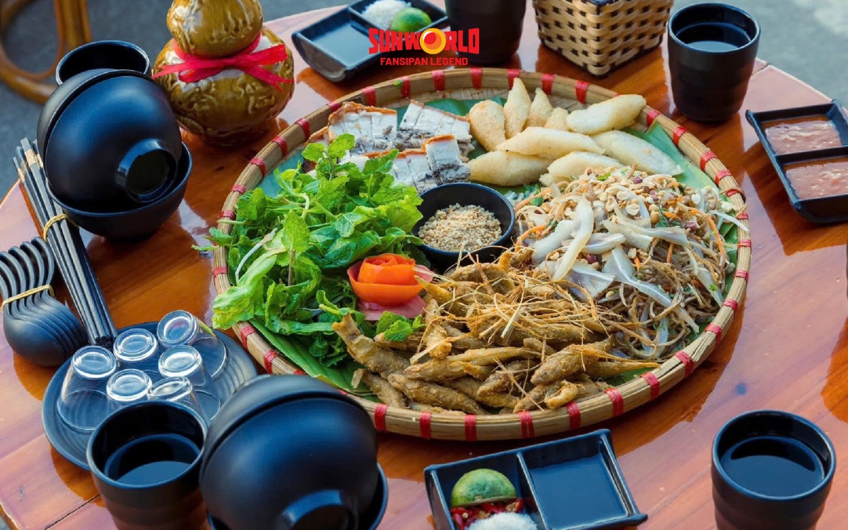 Buffet Fansipan ở ẩm thực Bản Mây có các đặc sản độc đáo như thắng cố, gà đen,...  