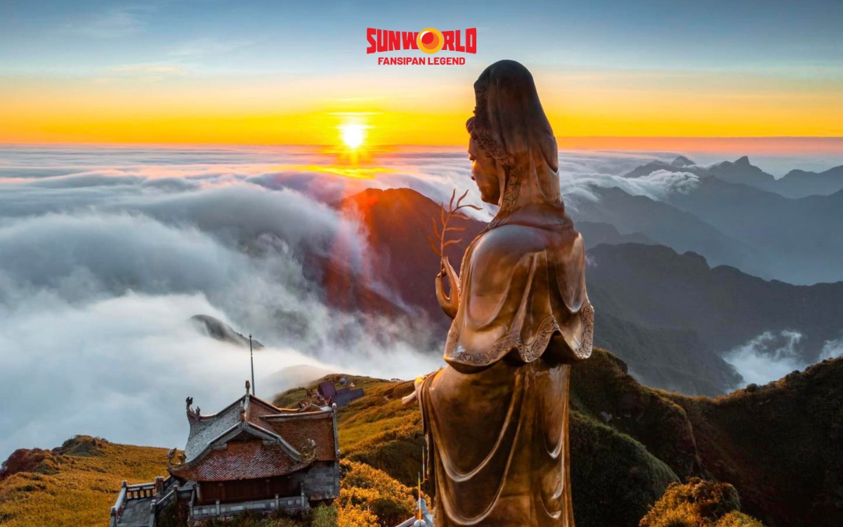Chùa ở Fansipan: Tượng Quan Thế Âm ngự trên tảng đá lớn với tầm nhìn hướng xuống dân gian