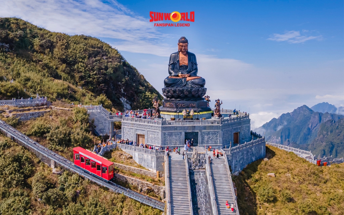 Di chuyển bằng tàu hỏa leo núi tuyến đỉnh để lên quần thể chùa ở Fansipan 