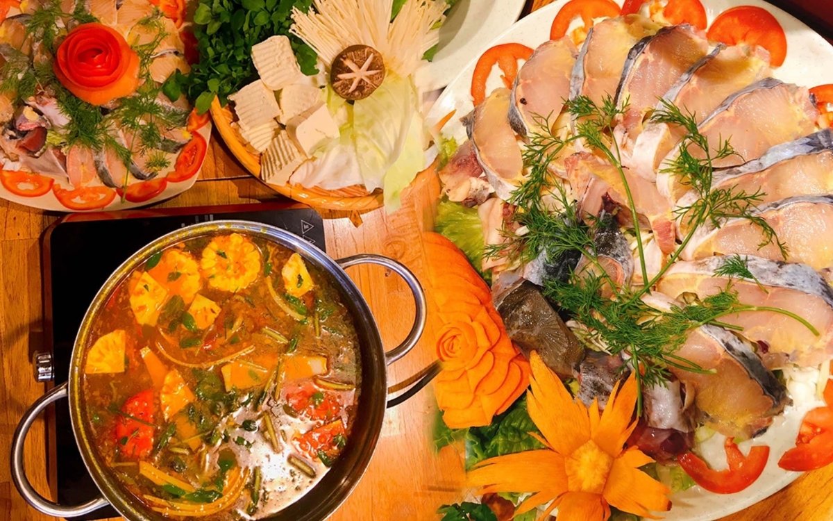 Thưởng thức lẩu cá tầm khi du lịch Sapa 1 ngày