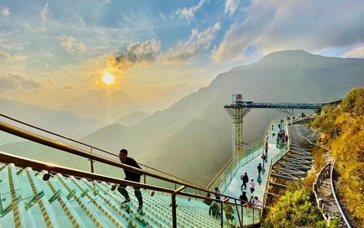 Tham quan Cầu Kính Rồng Mây khi đi Sapa 2 ngày 1 đêm
