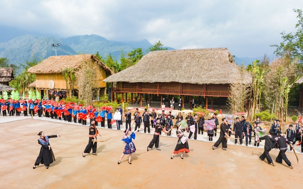 Trải nghiệm văn hóa khi mua vé buffet ẩm thực tối Bản Mây