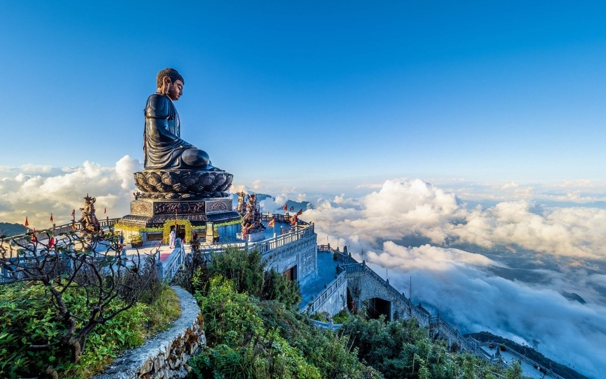 Chiêm ngưỡng tượng Đại Phật A Di Đà khi đặt vé cáp treo Fansipan