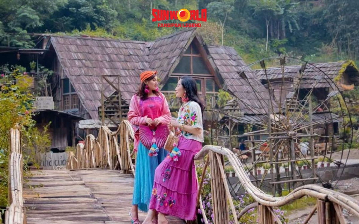 Hóa thân với các trang phục truyền thống ở Bản Cát Cát Sapa