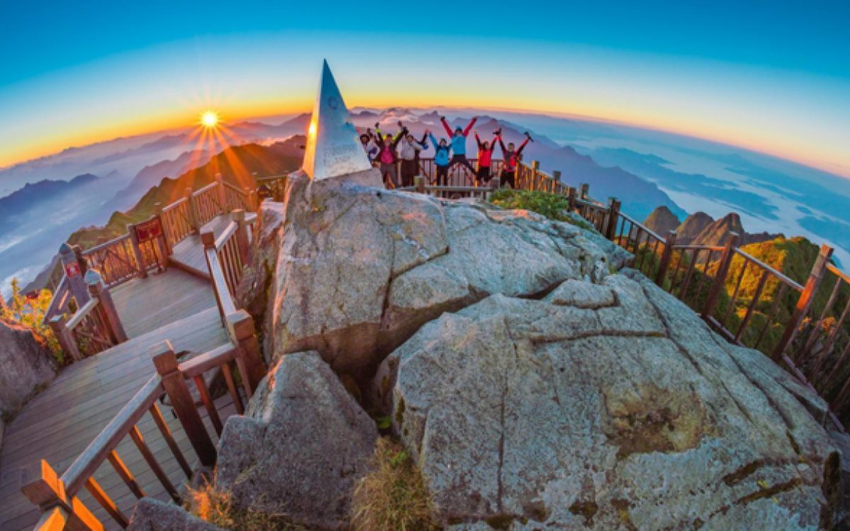 Chinh phục đỉnh Fansipan là một trải nghiệm không thể thiếu