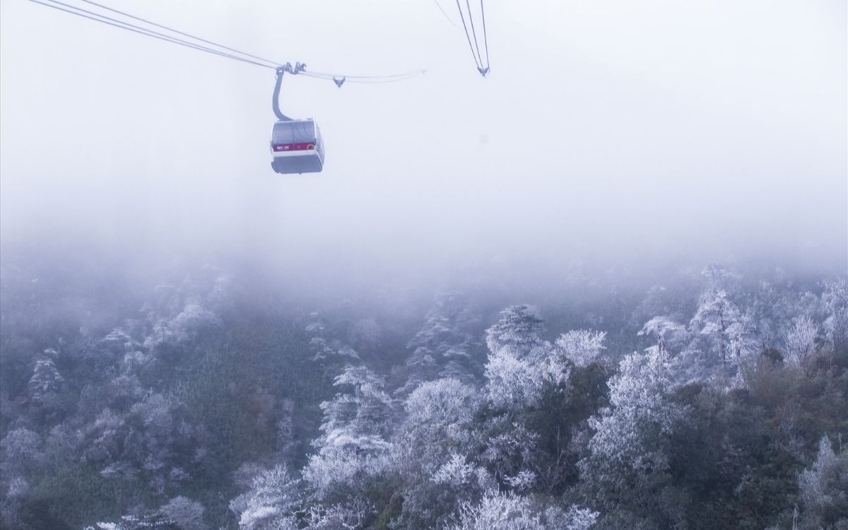 Ngắm tuyết đầu mùa trên cáp treo Fansipan khi đi Sapa tháng 12