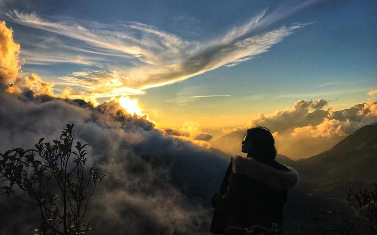 Ngắm hoàng hôn sau lớp sương mù khi du lịch Sapa tháng 12