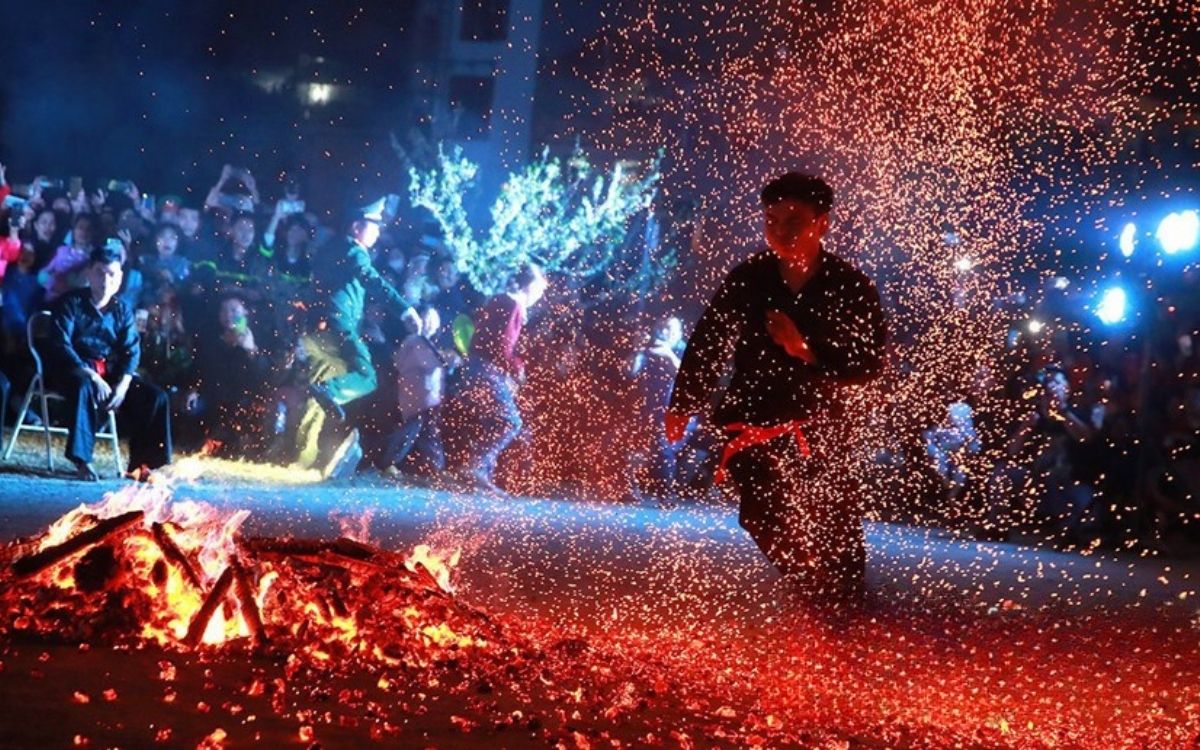 Tham gia Lễ hội Nhảy Lửa của người Dao Đỏ khi đi Sapa tháng 12