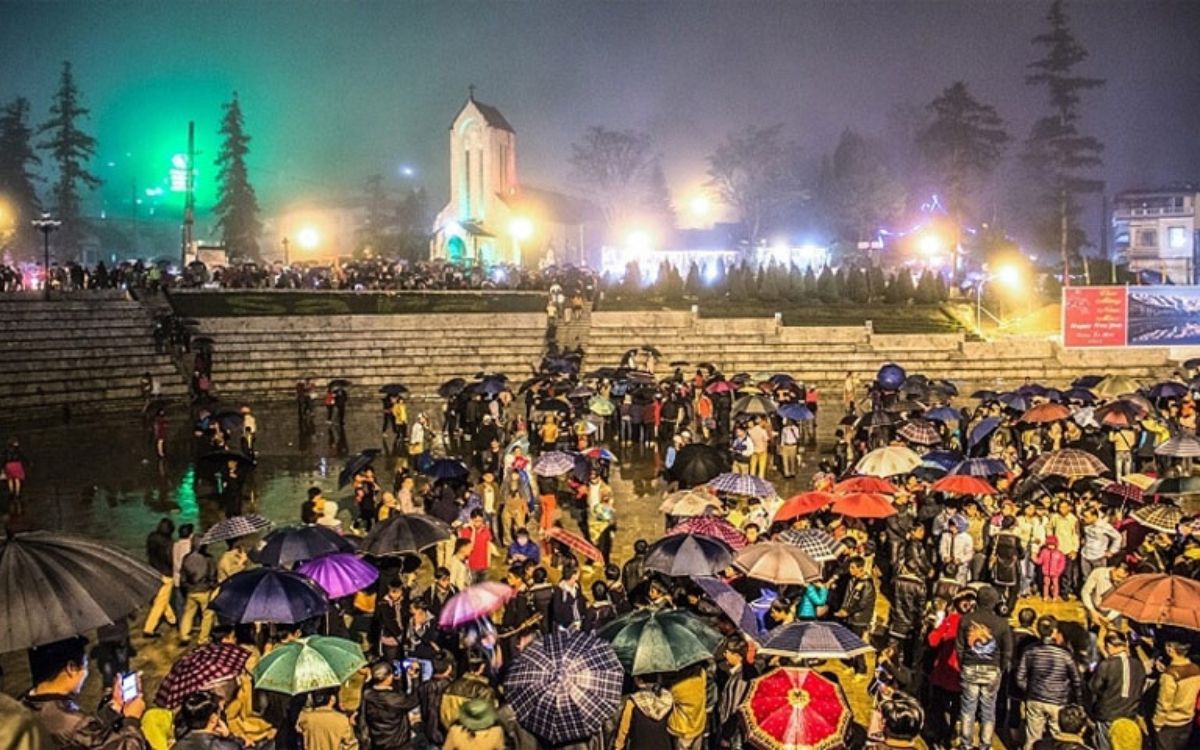 Vui chơi tại Chợ Tình Sapa khi đi Sapa tháng 7