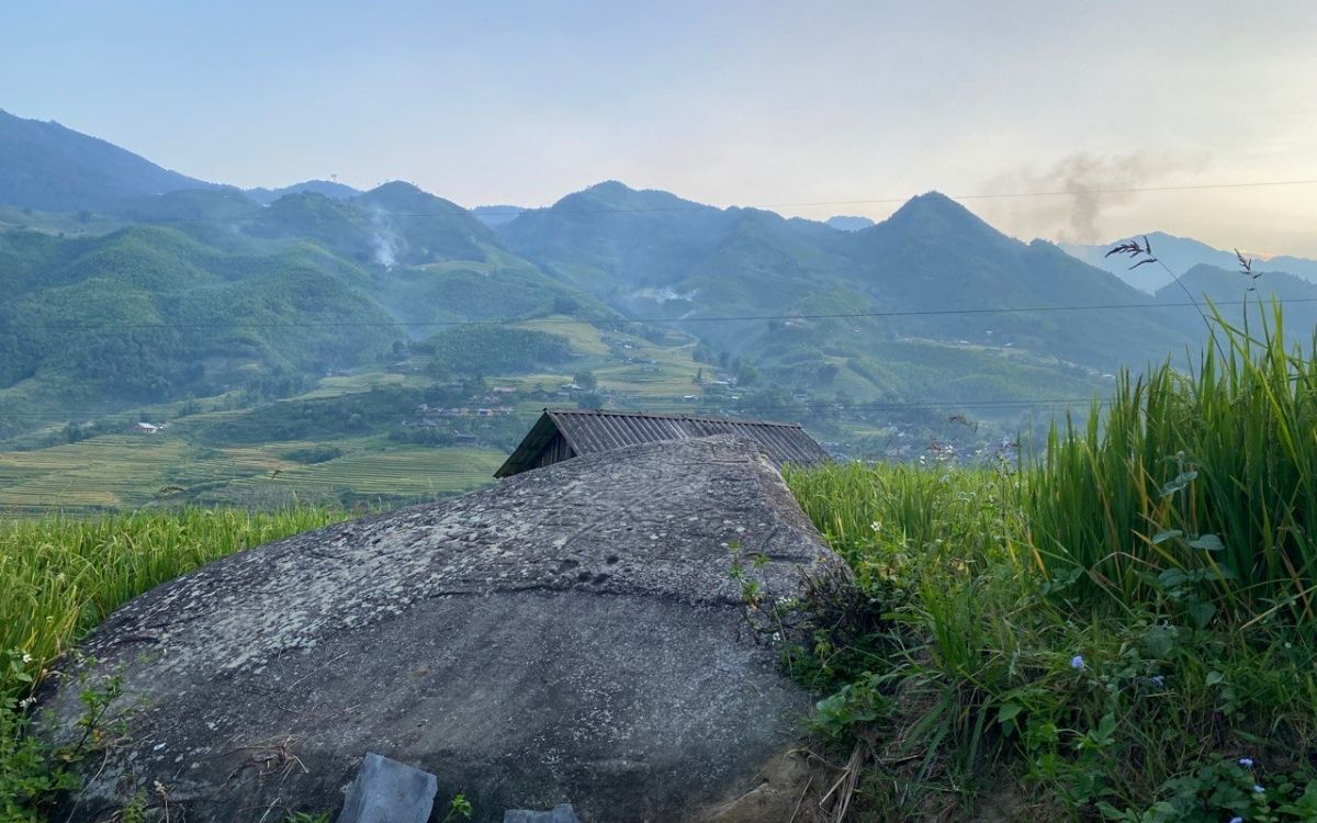 Khám phá Bãi Đá Cổ bí ẩn bên cạnh Bản Tả Van