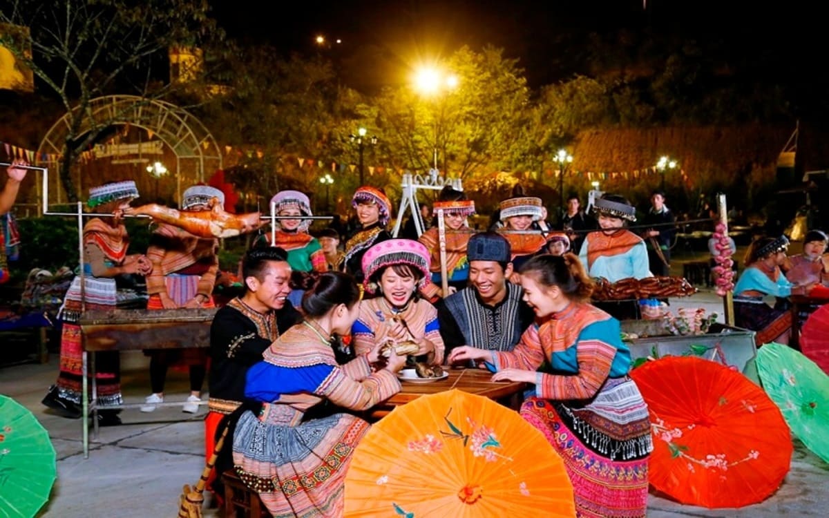 Chợ Tình Sapa là một trong các phiên chợ Sapa về đêm