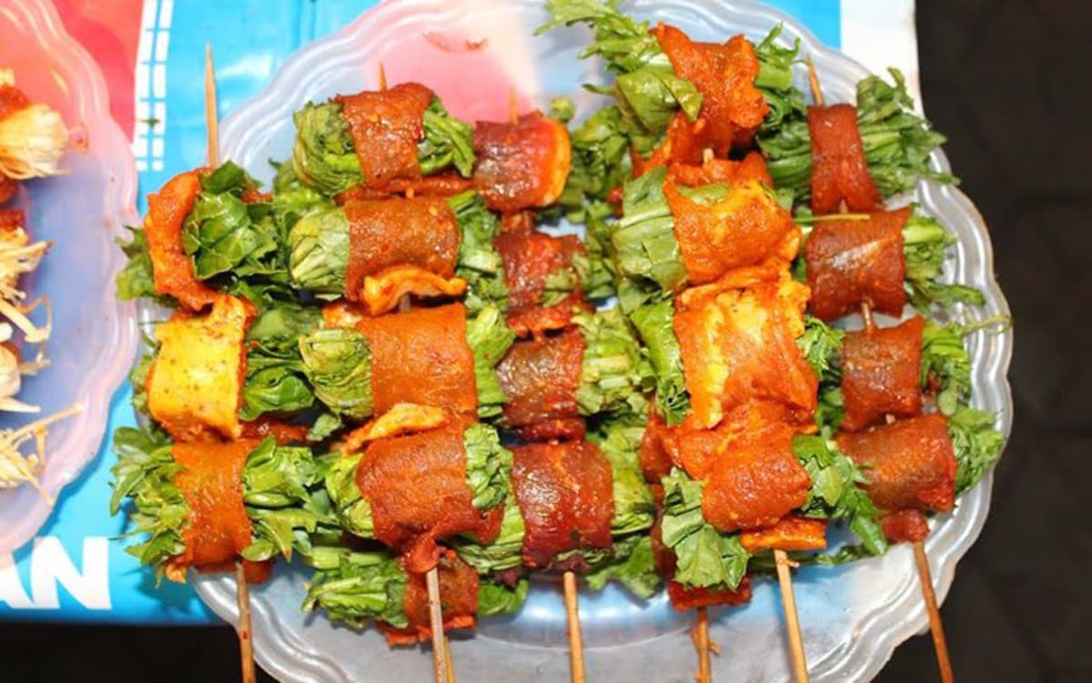 Lợn/Bò Ba Chỉ Cuốn Cải Mèo Nướng là món ngon tại quán nướng Sapa