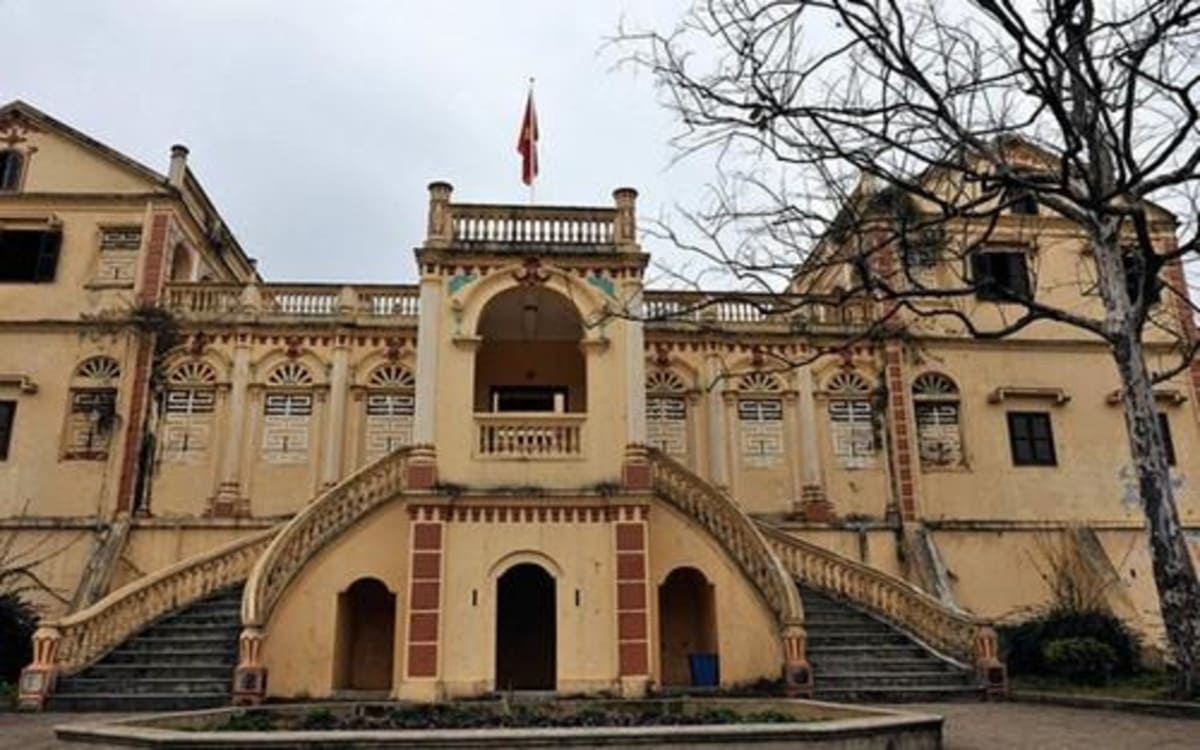 Cửa Vòm và Cầu thang xoắn tại Dinh thự Hoàng A Tưởng